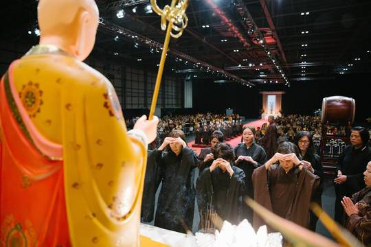懺悔代表於地藏菩薩像前上香